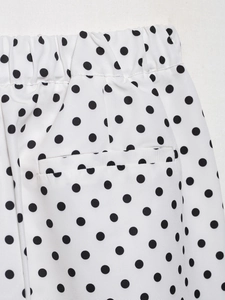 Détail du short à pois avec taille élastique et poches latérales en tissu tissé