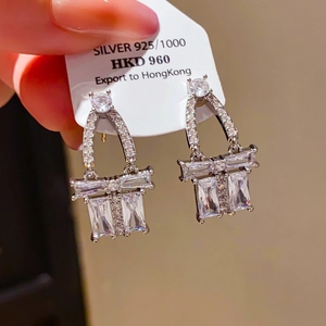 Détail de boucles d'oreilles nœud en argent 925 avec zircon et étiquette de prix