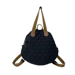 Zaino trapuntato blu navy con spallacci marroni e trama a cuciture ondulate