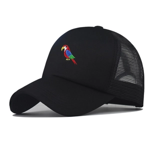 Klassische schwarze Trucker Cap mit bunter Papageienstickerei und atmungsaktivem Mesh