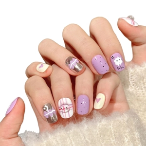 Faux ongles faits main violet et crème avec gouttes d'eau 3D et motifs Bobo mignons
