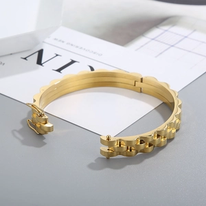 Bracelet chic en acier inoxydable doré avec design à vagues et fermoir de sécurité fiable