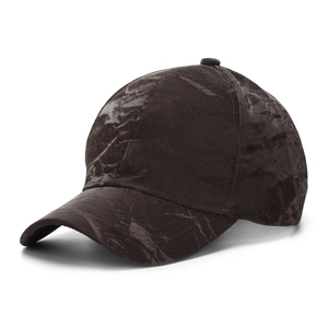 Gros plan d'une casquette de baseball en cuir léopard marron au tissu texturé résistant