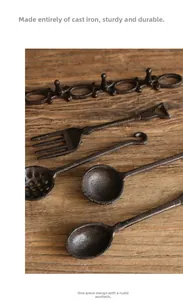 Dettaglio di utensili da cucina vintage in ghisa e ganci a muro su legno rustico
