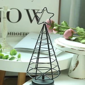 Lampe sapin de Noël nordique en métal noir avec étoile et cadre en spirale LED