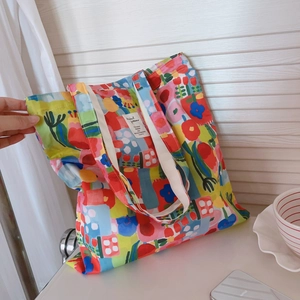 Gros plan du sac fourre-tout en toile aux motifs floraux abstraits et anses en coton
