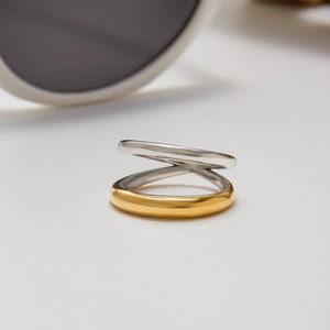 Anello geometrico moderno minimalista bicolore oro 18K e argento con design a strati forati