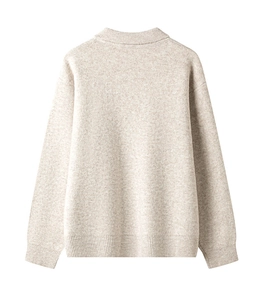 Detailweergave van de achterkant van een beige polo gebreide trui met fijne textuur en boorden