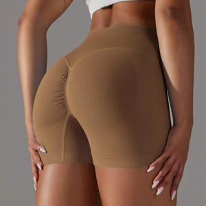 Dettaglio dei pantaloncini yoga a vita alta senza cuciture scrunch butt in maglia marrone