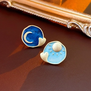 Nahaufnahme französischer Vintage Emaille-Ohrstecker mit asymmetrischem Sonne-Mond-Design