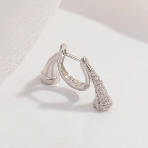 Dettaglio di orecchini a cerchio in argento sterling S925 con pavé di zirconi cubici