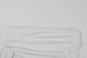 Detailansicht des weiß gerafften drapierte Ausschnitts bei einem schulterfreien Kleid