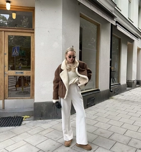 Gros plan d'une veste marron en laine d'agneau à revers au style urbain et moderne