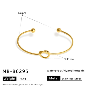 Vue détaillée du bracelet géométrique en acier inoxydable doré avec ses dimensions