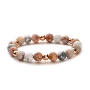Naturstein-Perlenarmband mit roségoldenen Metallakzenten auf weißem Grund