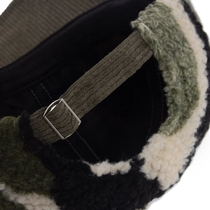 Berretto da baseball mimetico in sherpa con cinturino in velluto e fibbia in metallo argento