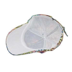 Vue détaillée de l'intérieur de la casquette colorée avec doublure et boucle métal