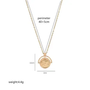 Dettaglio del ciondolo a moneta con mappa del mondo 2x2,2cm su collana in titanio oro