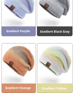 Détails de quatre bonnets en maille dégradés en tons violet, gris, orange et jaune