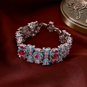 Bracciale vintage in argento con zirconi rossi su elegante sfondo di seta rossa