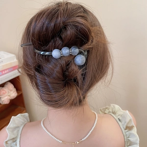 Detailansicht einer Haarnadel im Vintage-Stil mit blauen Marmorperlen und kleinen Strasssteinen