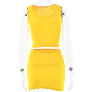 Dettaglio del set in maglia gialla con crop top senza maniche e minigonna a vita alta