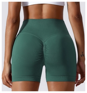 Detail der High-Waist Scrunch Butt Yoga-Shorts aus dunkelgrünem nahtlosem Rippstoff