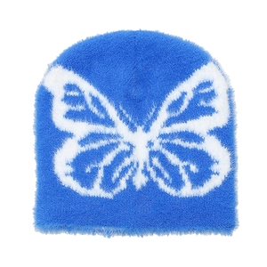 Dettaglio del berretto blu in maglia sintetica visone con motivo jacquard a farfalla