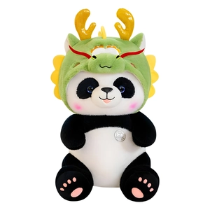 Schattige panda knuffel in een groen drakenpak als souvenir voor het jaar van de draak