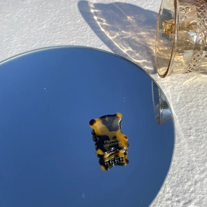 Détail de la pince à cheveux mini ours avec motif écaille de tortue et texte doré fait main