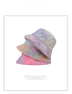 Détail des bobs en fausse fourrure tie-dye avec une texture douce aux tons pastel
