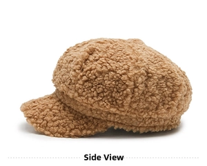 Vue latérale de la casquette gavroche en laine d'agneau camel au fini pelucheux