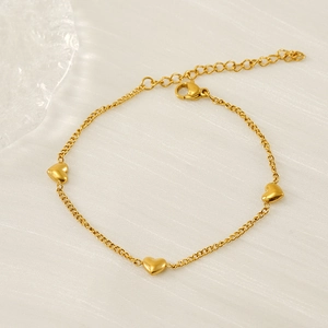 Bracelet de cheville doré avec cœurs polis et chaîne ajustable sur tissu doux