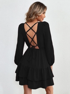 Robe noire dos nu à manches longues avec laçage croisé et ourlet à volants étagés