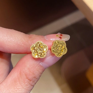 Elegante goldene Blumenstecker mit strukturierter Gold-Optik für Damen Ohrringe