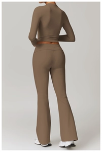 Vue détaillée du design dos nu et du pantalon évasé d'un ensemble de yoga marron