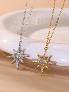 Détail des colliers pendentifs étoile en or 18 carats et argent avec zircons 5A