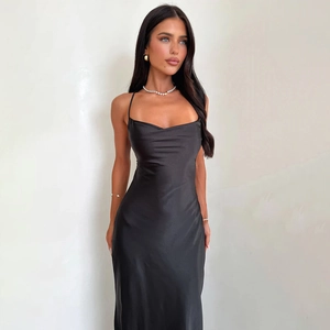 Détail du satin noir élégant avec bretelles fines et dos nu sur une robe de soirée chic