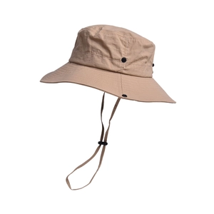 Dettaglio cappello da sole kaki ad asciugatura rapida con bottoni e sottogola