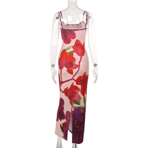 Vue arrière d'une robe longue fleurie moulante avec fines bretelles et fente au dos
