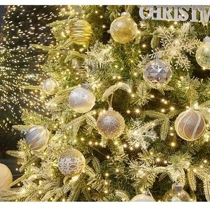 Gros plan de boules de Noël dorées et argentées avec paillettes et textures gaufrées