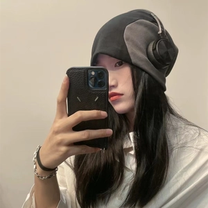 Bonnet d'hiver bicolore en tricot noir et gris foncé avec détails décoratifs