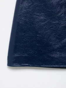 Vue détaillée de la texture du cuir synthétique bleu foncé avec un revêtement brillant