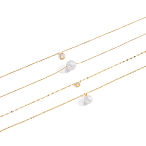 Colliers élégants en acier titane doré avec perles et pendentifs en zircone