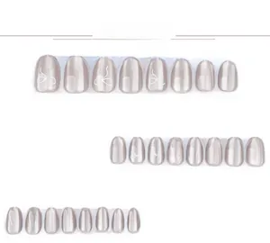 Détails de faux ongles œil-de-chat gris avec nœuds blancs minimalistes de tailles variées