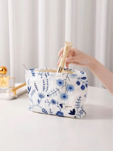 Trousse à maquillage en lin blanc avec broderie florale bleue et fermeture éclair