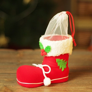 Botte de Noël rouge en feutre avec bordure en peluche et cordon sur bois