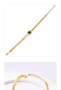 Détail du bracelet gourmette doré avec gemme verte carrée et fermoir mousqueton réglable