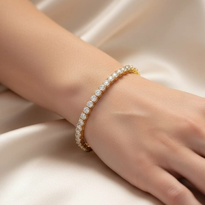 Dettaglio macro del bracciale tennis placcato oro con zirconi cubici bianchi lucidi
