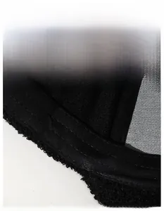 Détail du bandeau de transpiration et de la doublure en mesh sur la casquette noire